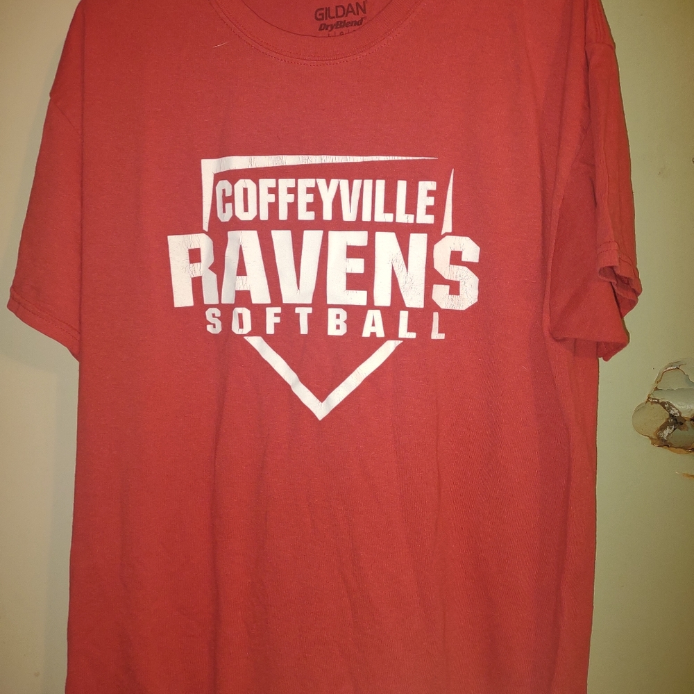 Woman's Red Short Sleeve T shirt Coffeyville Ravens Softball Size Large Gildan